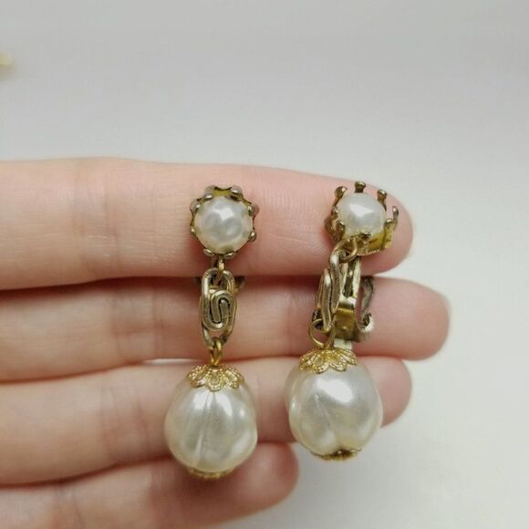 Vintage Faux Pearl Dangle Clip On Earrings,  Retro Classic Design, Estate - Picture 5 of 5
